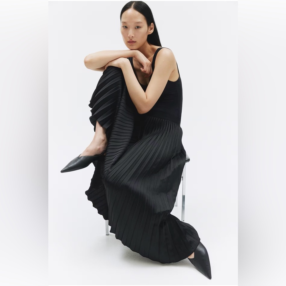 Elegant Black Pleated Maxi Skirt